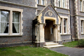 Гостиница Sherborne House, City Centre Victorian Apartments  Бэсиннгстоук